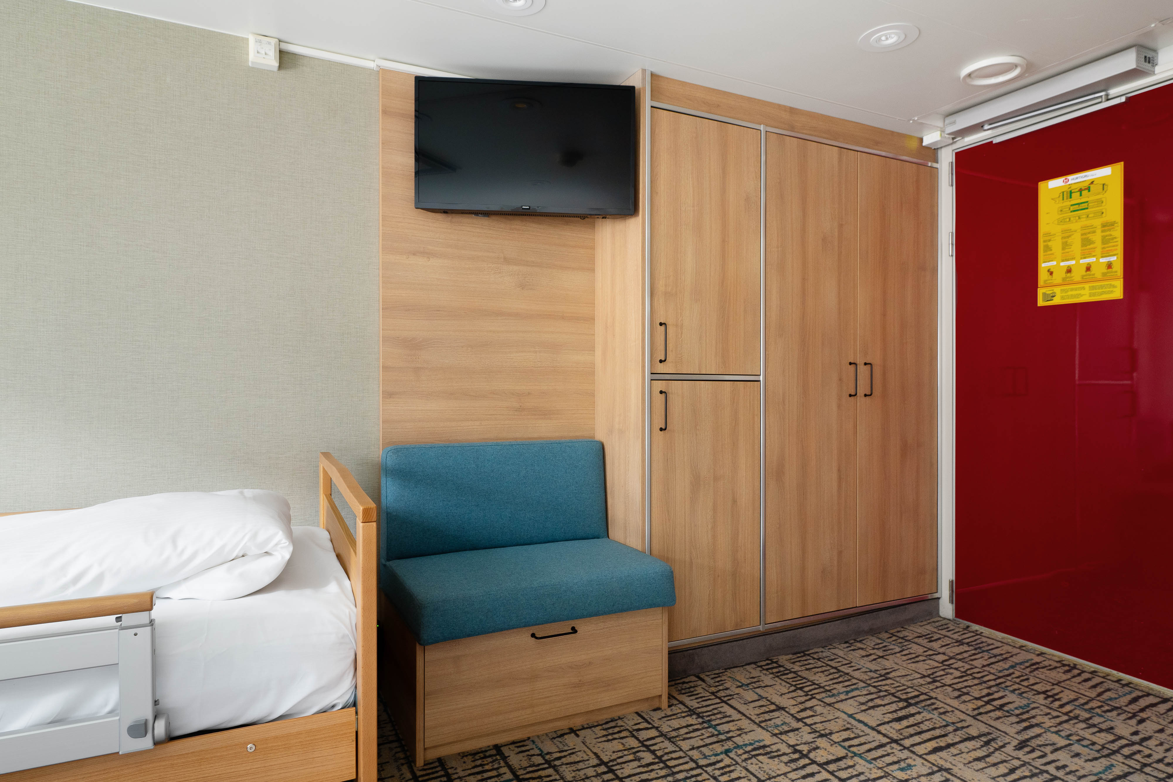 Polar Outside | Accessible double on lower deck with window